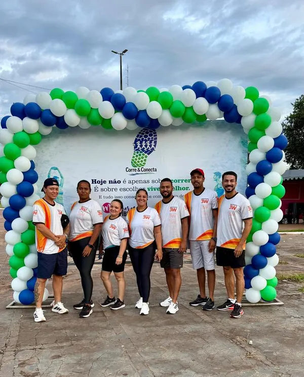 Equipe do instituto em frente ao arco de balões do evento Corre e Conecta.