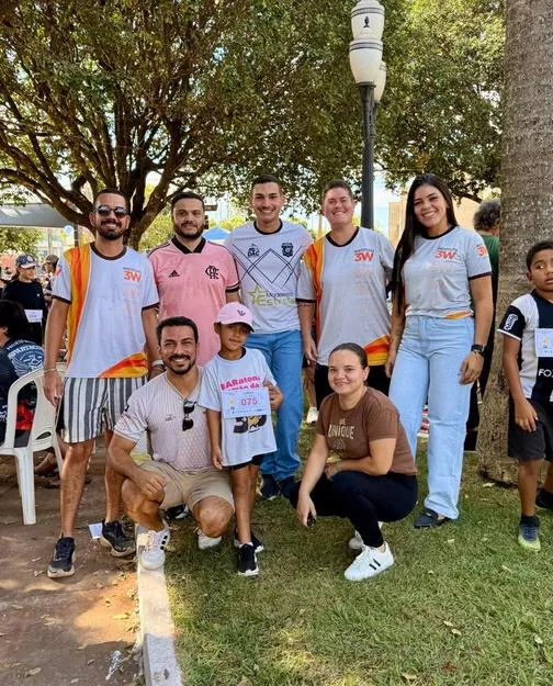 Equipe do instituto com crianças participantes da Corrida Kids.
