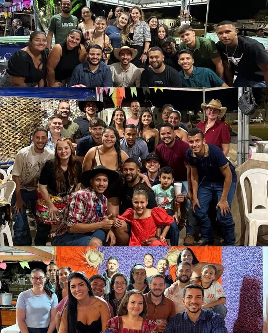 Grupo de pessoas com trajes de festa junina reunidas durante a festa municipal.