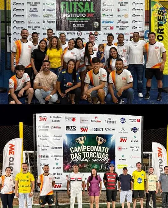 Equipes posando em quadra em frente ao painel do campeonato de futsal do Instituto 3W.