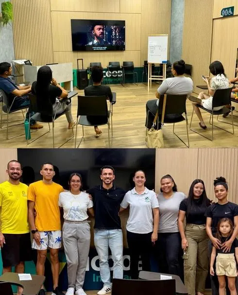 Participantes de uma aula de inglês em sala com televisão e cadeiras.