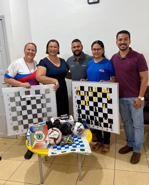 Entrega de tabuleiros de xadrez e bolas ao Colégio São Gonçalo.