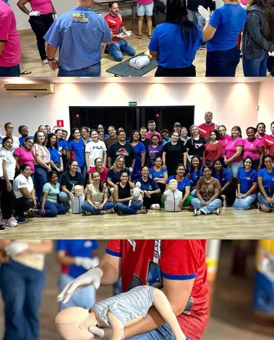 Turma do curso de primeiros socorros treinando com bonecos de reanimação.