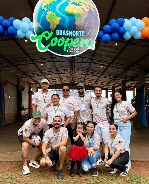 Voluntários do instituto no evento Brasnorte Coopera, decorado com balões.