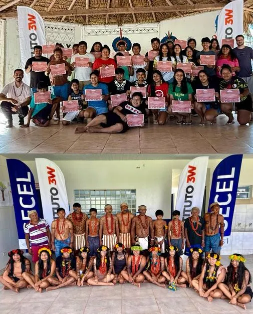 Crianças e famílias indígenas reunidas com certificados no projeto Vozes da Terra.
