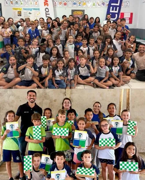 Alunos da Escola Vila Nova segurando tabuleiros de xadrez em sala de aula.